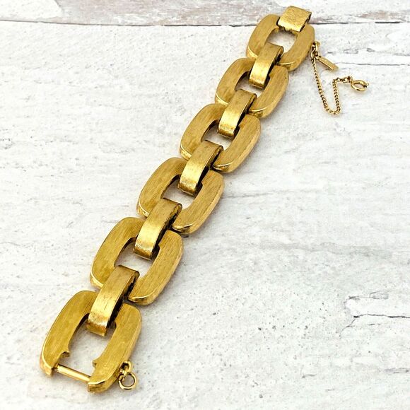 Big Bold Gold Tone Textured Square Link Bracelet Monet Vintage 1970s Sz 7.25 - Picture 5 of 8